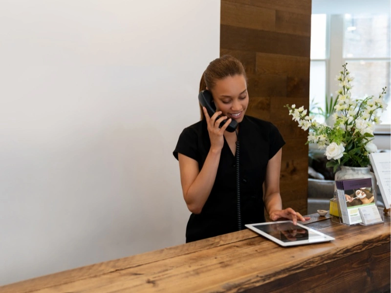 5-Accoglienza-della-cliente-in-salone-guida-lyllynailsacademy