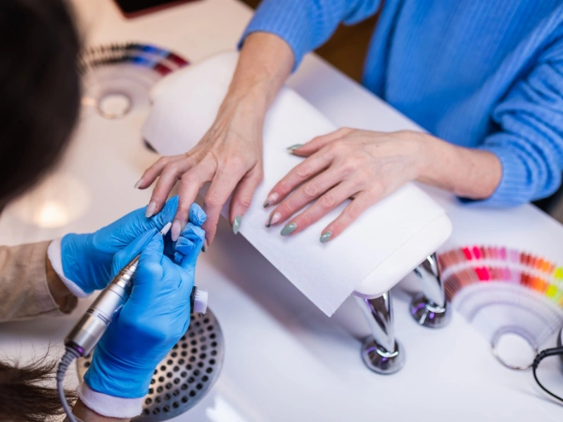 5-Accoglienza-della-cliente-in-salone-guida-lyllynailsacademy