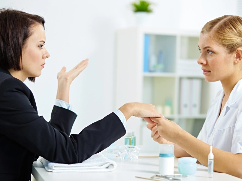 6-Accoglienza-della-cliente-in-salone-guida-lyllynailsacademy